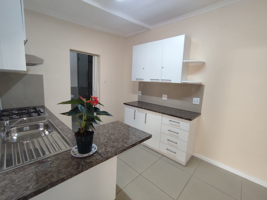 To Let 2 Bedroom Property for Rent in Athlone Western Cape